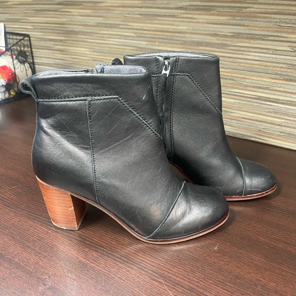 👞 Tom’s booties! Size 6! Perfect for fall 🍁 - Picture 2 of 4